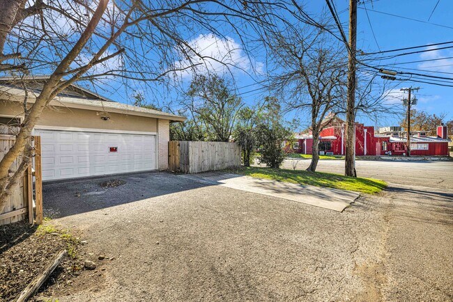 Building Photo - Oakhurst Duplex