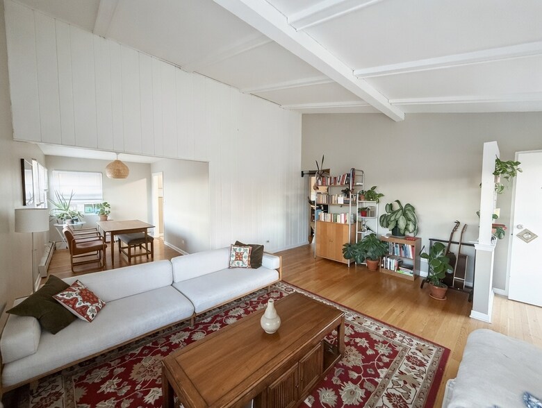 Building Photo - 921 College Ave