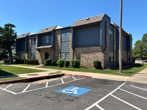 Building Photo - 1-bed, 1-bath apartment with washer and dryer provided