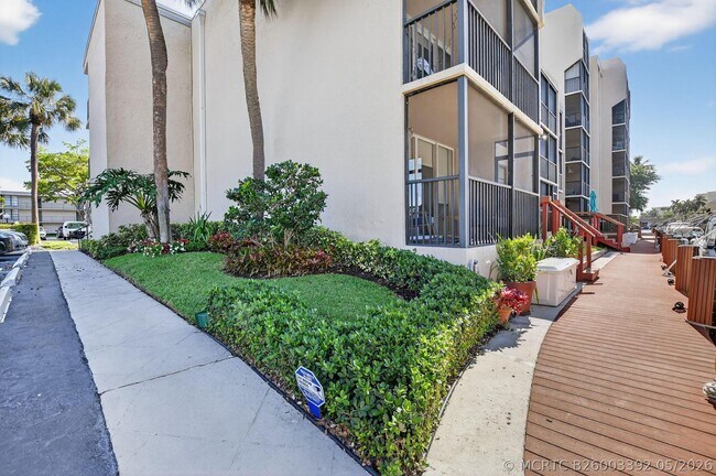 Building Photo - 8 Royal Palm Way
