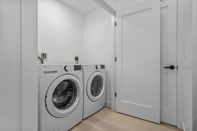 Building Photo - 308 Oak St