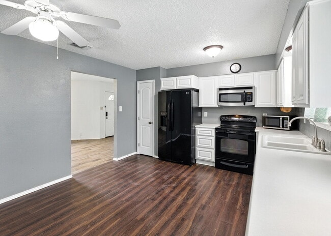 Building Photo - 600 N Cunningham St