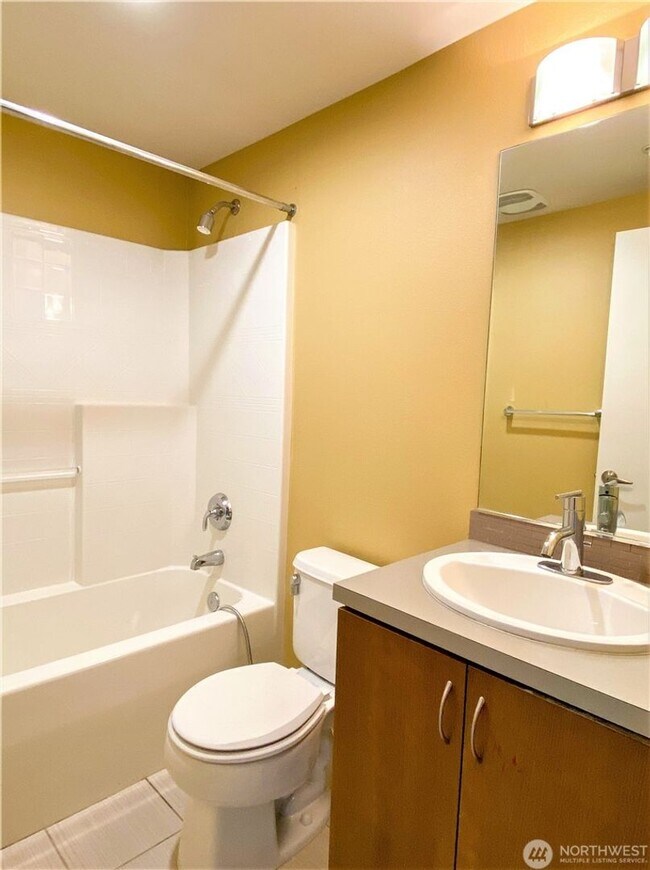 Building Photo - 2bd/1.75ba Redmond Townhome
