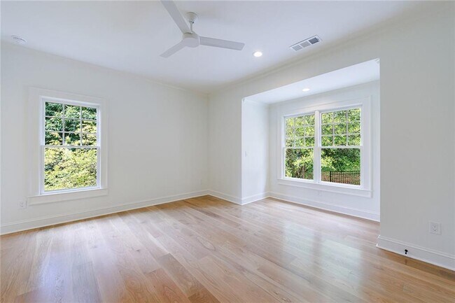 Building Photo - 2717 Skyland Dr NE