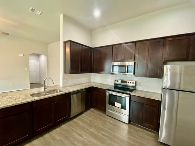 Building Photo - Luxury duplex in Seguin!