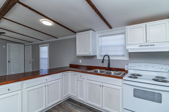 Building Photo - IMMACULATE 3 BR | 2 BA in Pikeville! Lawn ...