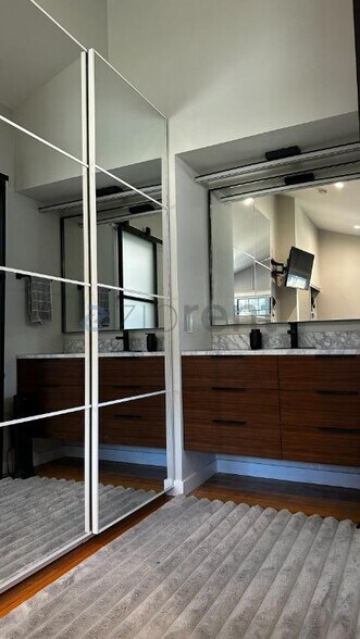 Building Photo - Unit
