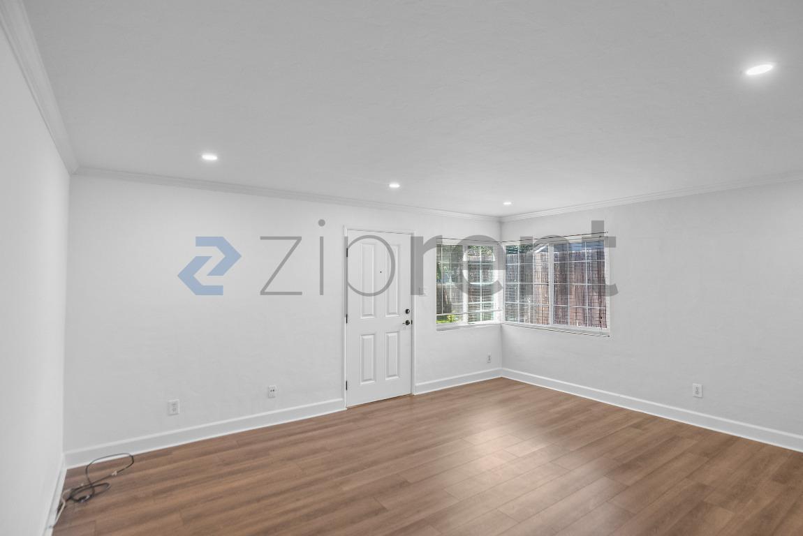Building Photo - Unit