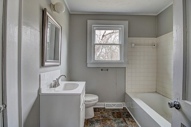Building Photo - 824 Hamrick St