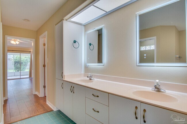 Building Photo - 2042 Hamilton Crossing Dr