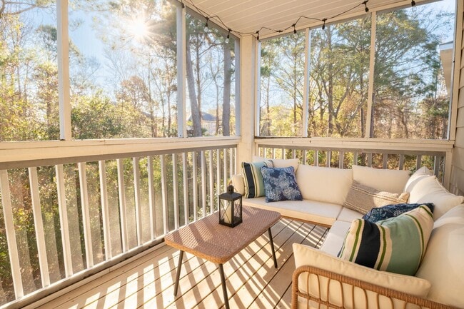 Building Photo - FULLY FURNISHED OFF-SEASON  1 BEDROOM NOW AVAILABLE