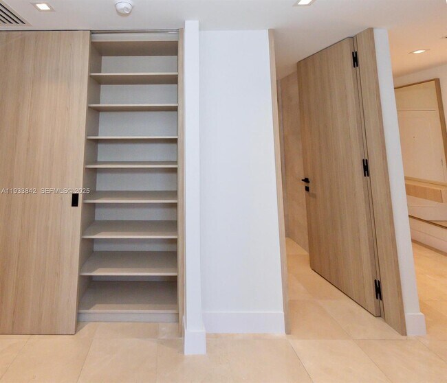 Building Photo - 251 Crandon Blvd