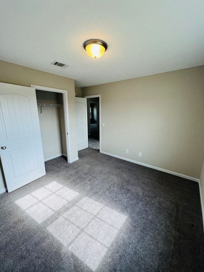 Building Photo - AVAILABLE NOW!