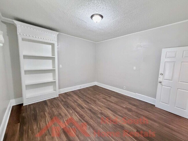 Building Photo - 1561 Foster Ave