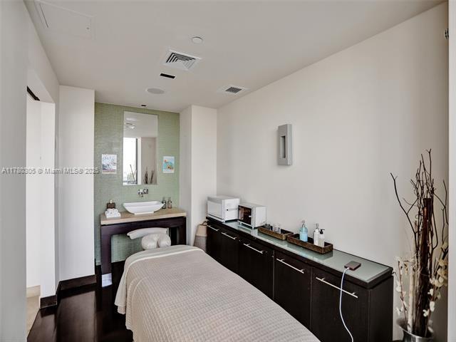 Building Photo - 900 Biscayne