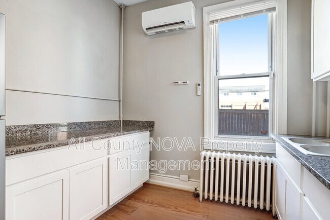 Building Photo - 305 9th St