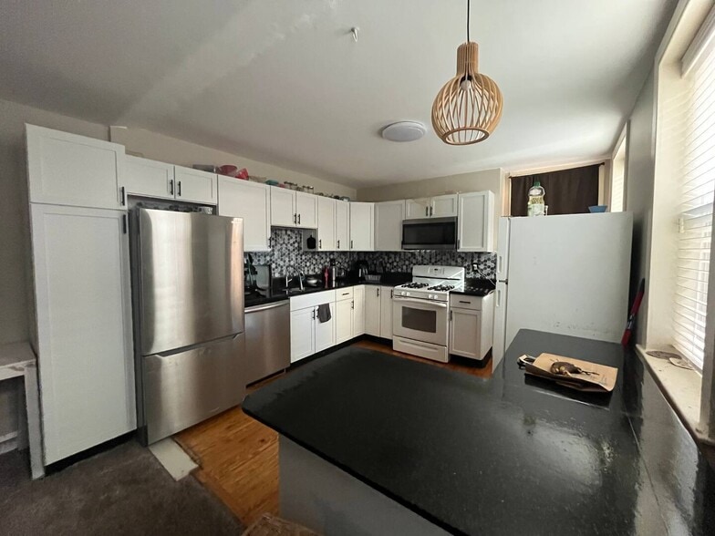 Kitchen - 816 1/2 W Lombard St
