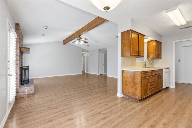Building Photo - 506 Lakeway Dr
