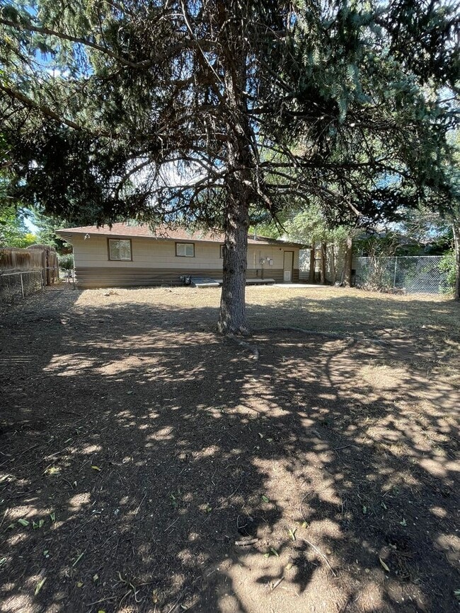 Building Photo - STUDENTS WELCOME! Cute 4-Bedroom / 1-Bath Home w/ Spacious Fenced Yard