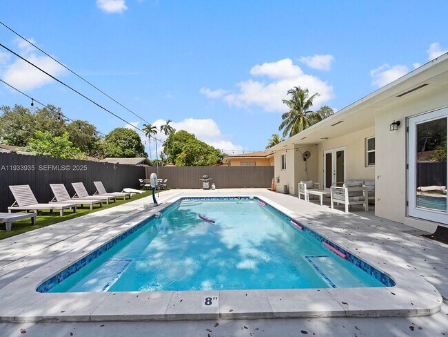 Building Photo - 560 NE 161st St