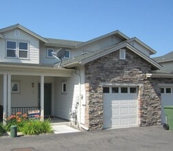 Building Photo - Beautiful 2 Bedroom Townhouse With Loft