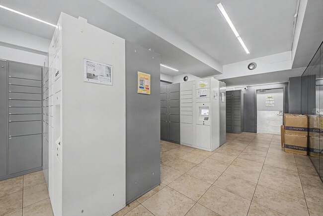 Building Photo - 7147 E Rancho Vista Dr