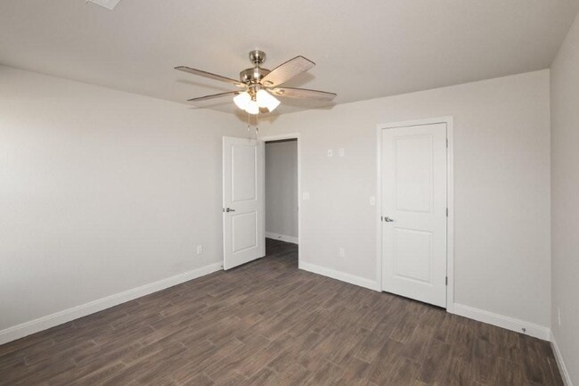 Building Photo - 7627 Woodford Ave