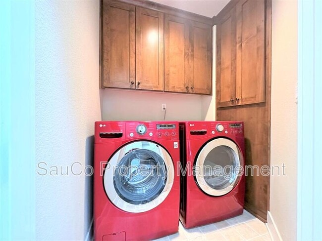 Building Photo - 727 NE 65th Ct