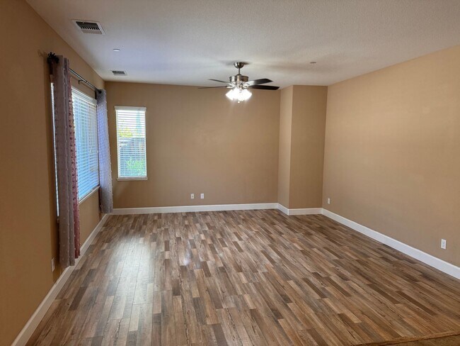 Building Photo - Lovely 3/2.5 in perfect location!