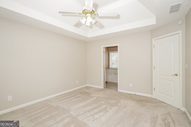 Building Photo - 1352 Vine Cir