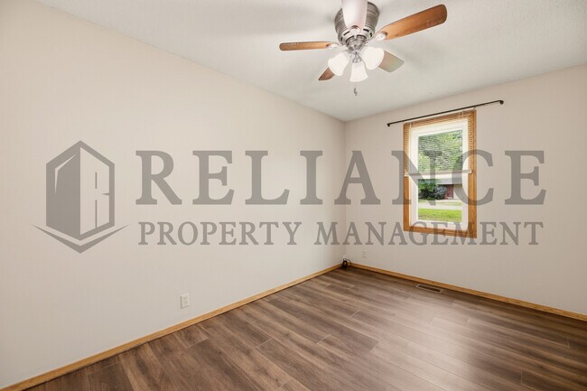 Building Photo - 516 N Lakeside Dr