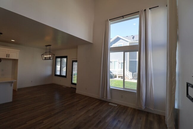 Building Photo - Upgraded Pet Friendly Lehi townhome