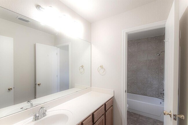 Building Photo - 10 Greenglade Ct