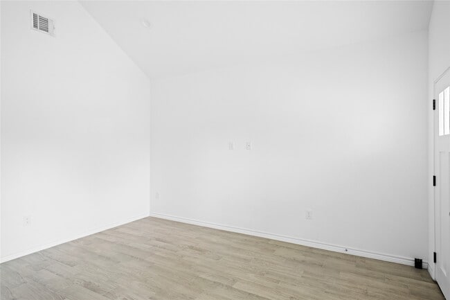 Building Photo - 16894 Balmoral St