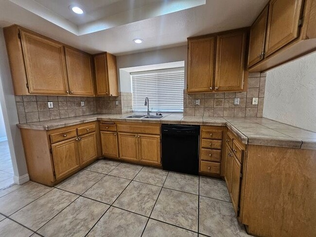 Building Photo - New Listing!