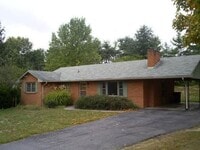 Building Photo - 3 Bedroom Home with Carport in Blacksburg