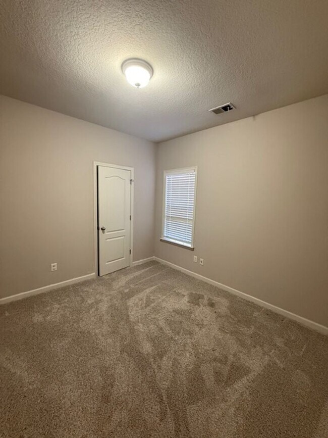 Building Photo - 3 bed 2 bath home with a large bonus room and an additional room that would be perfect for an off...