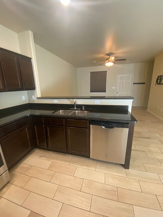 Building Photo - Beautiful 3 Bedroom 2.5 Bathroom House Ava...