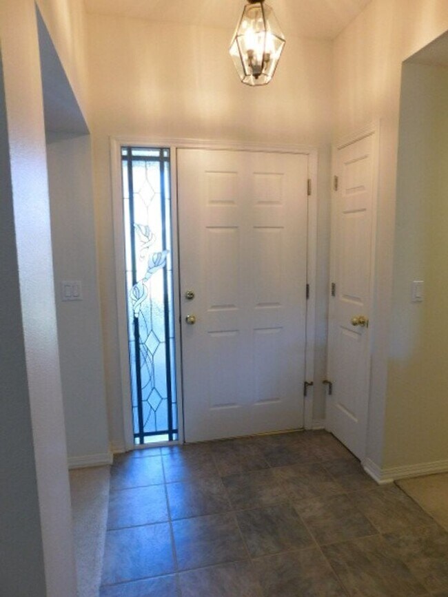 Building Photo - 3Bd/2Ba Single Story House- For viewing!