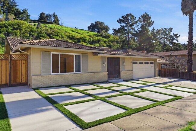 Building Photo - Large Oakland Hills Home With Large Garage/Yard +Laundry Hook-Ups!