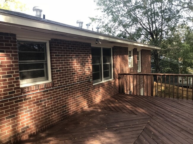 Building Photo - **AVAILABLE NOW**Nice 4 Bedroom / 1 Bathro...
