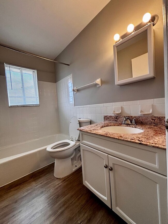 Building Photo - Newly Renovated 2 bedroom 1.5 bath townhou...