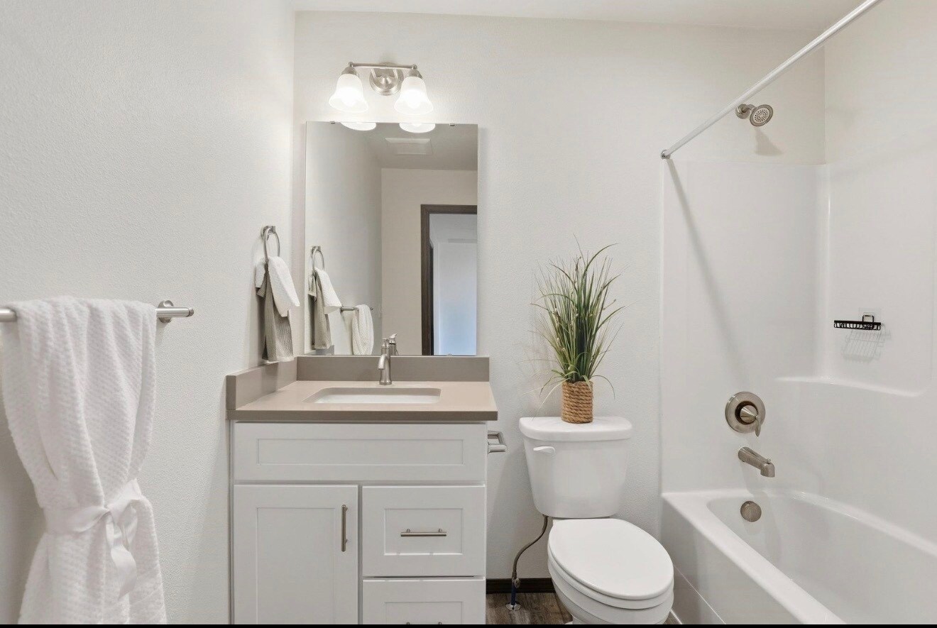 Building Photo - 7 E Chatham Ave