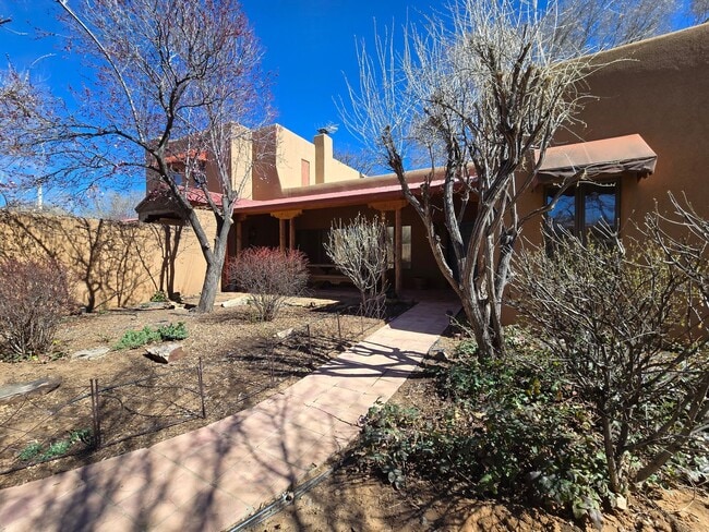 Building Photo - 570 1/2 Garcia St