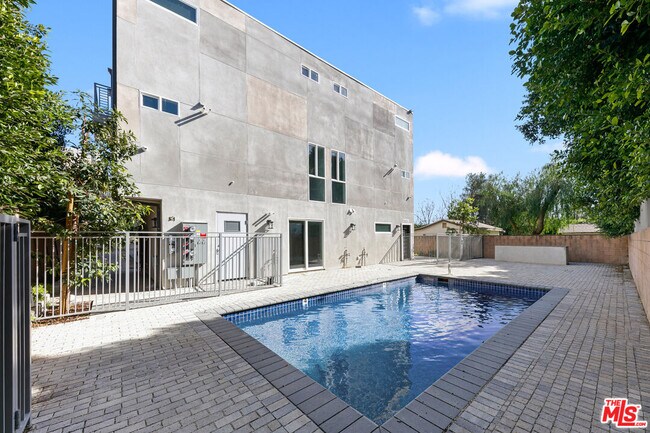 Building Photo - 15106 Roxford St