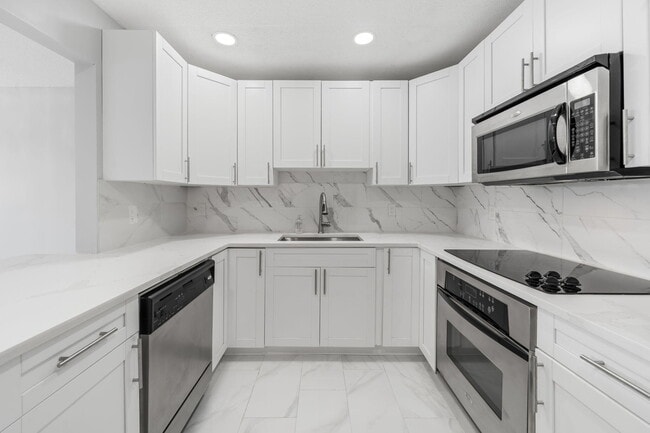 Building Photo - 1502 S Lakeside Dr