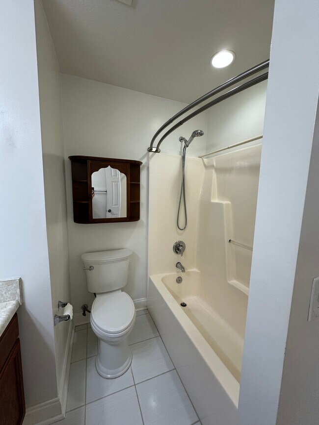 Building Photo - 105 Calcite Dr