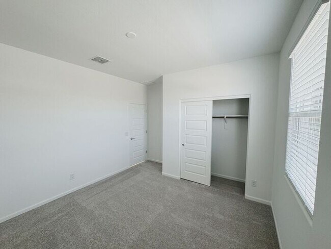 Building Photo - MOVE IN SPECIALS!! 15 DAYS RENT FREE!! New 5-Bedroom Home in Phoenix with Upgrades!