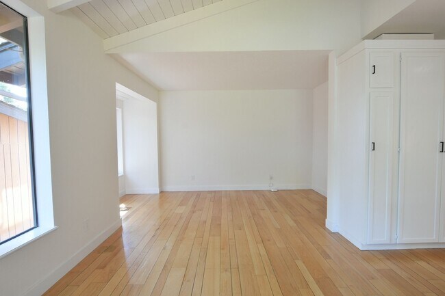 Building Photo - 5318 Fairway Dr