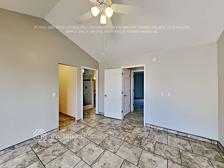 Building Photo - 7141 W Paradise Dr